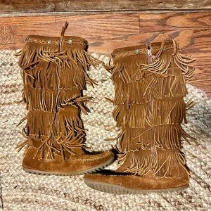 Minnetonka 5 Layer Fringed Moccasin Boots sz 8
